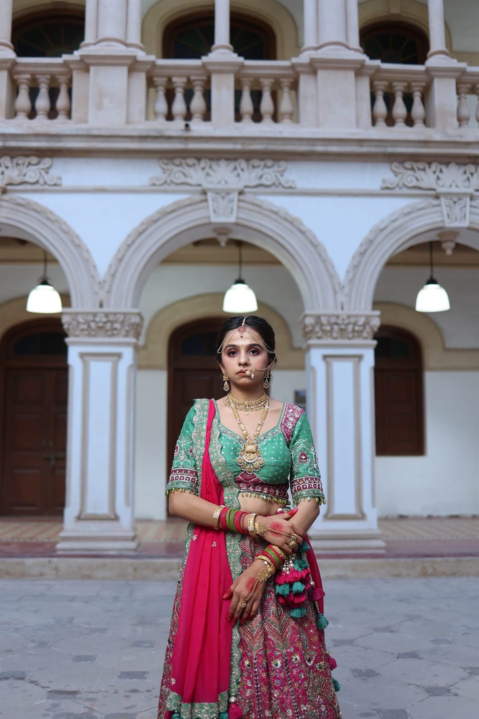 Bride in a gold choker and long haar at a Porbandar haveli, Shree Jewels